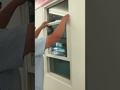 Cómo instalar o quitar la franja de una ventana sola y doble colgada